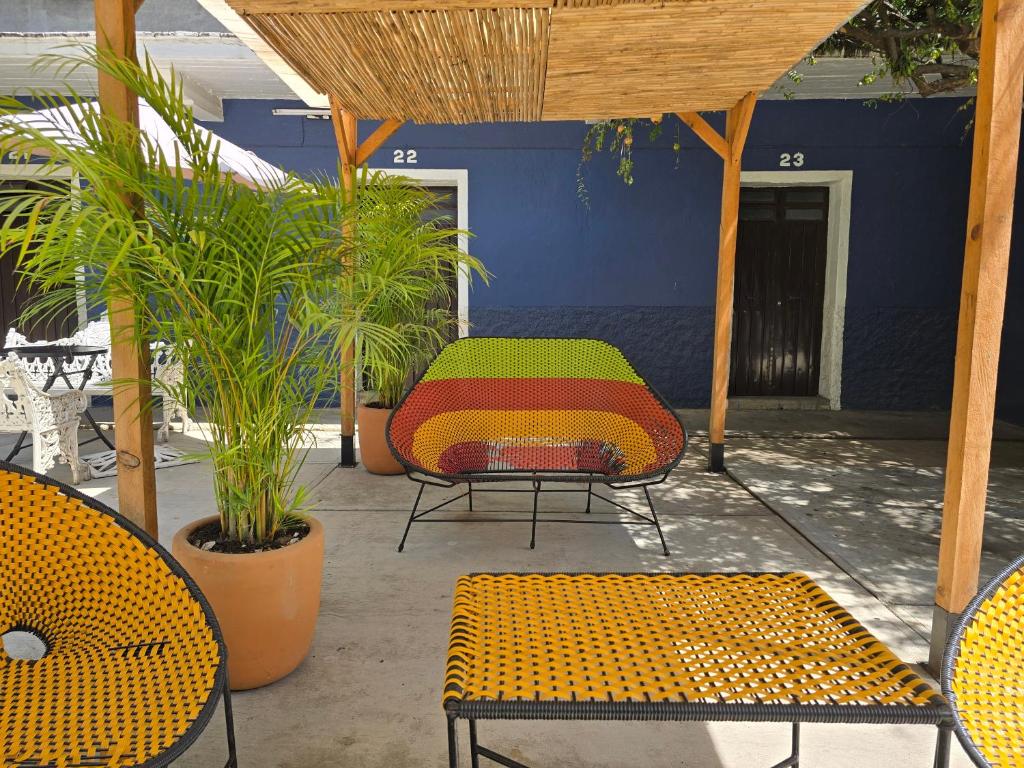 Casa Refugio Budget House 8 Rooms & 9 Bathrooms - Housity