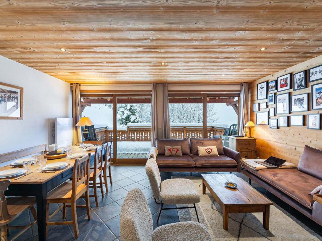 Chalet en duplex exposé sud avec cheminée à Méribel