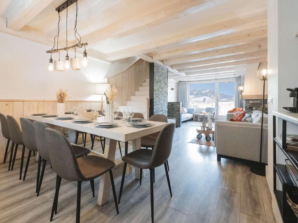 Somptueux chalet 130 m², 11 pers, vue montagnes, cheminée, 5 chambres - FR-1-545-27
