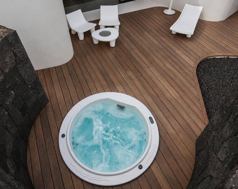 Vulkano Villas - Jacuzzi privado exterior en Mala
