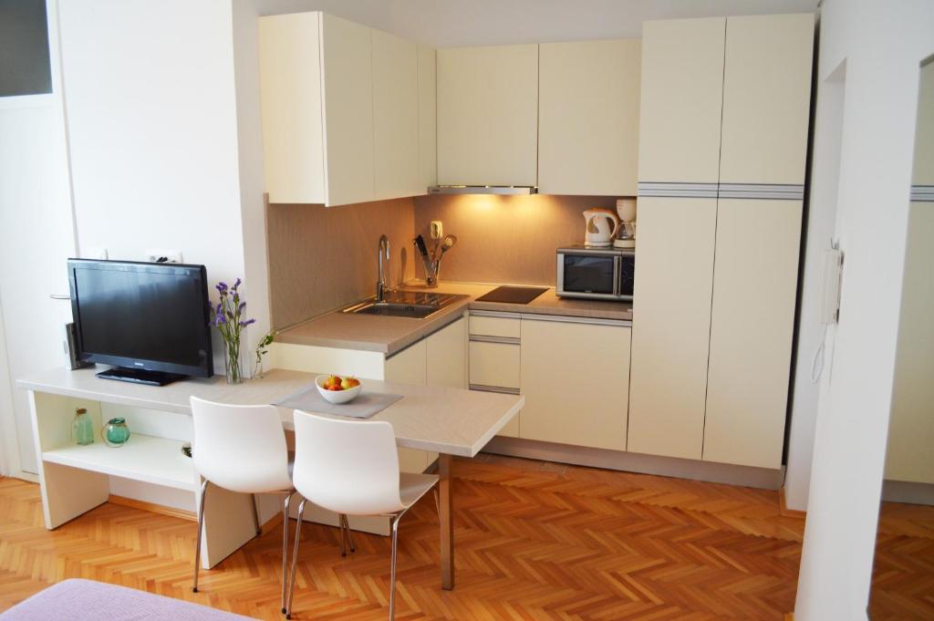 Kuchyň nebo kuchyňský kout v ubytování Apartmani Milin