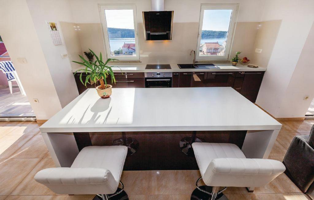 Televízia a/alebo spoločenská miestnosť v ubytovaní Apartments Host