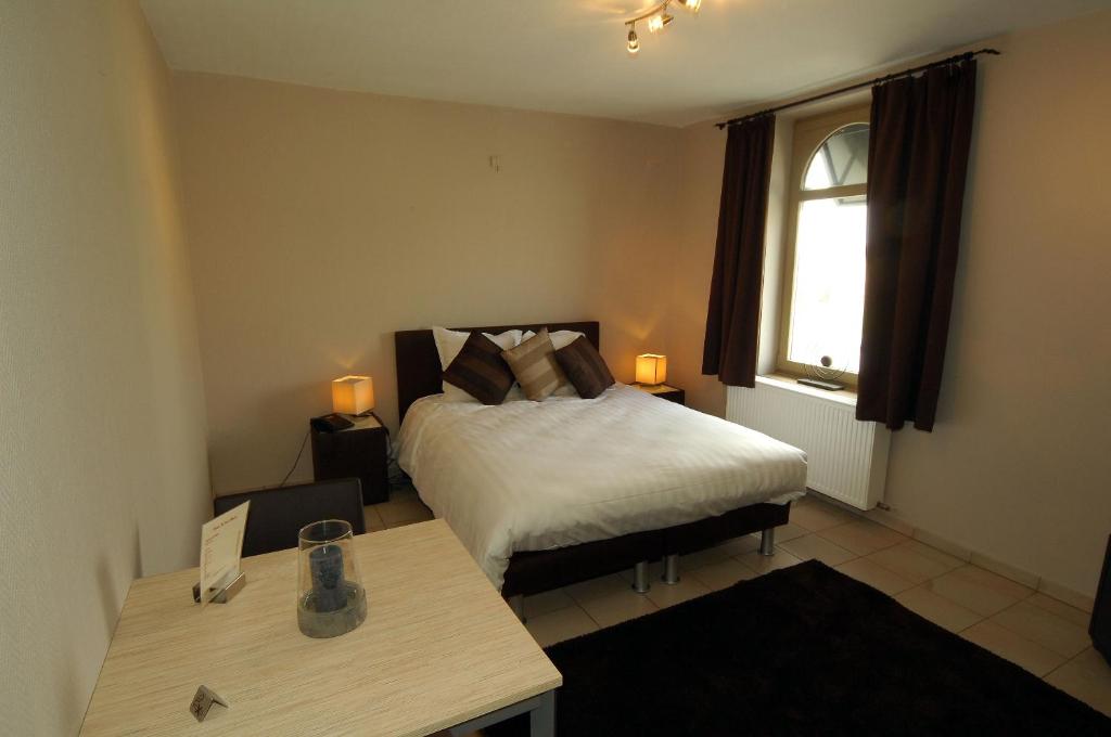 Postel nebo postele na pokoji v ubytování Hôtel Le Saint Loup