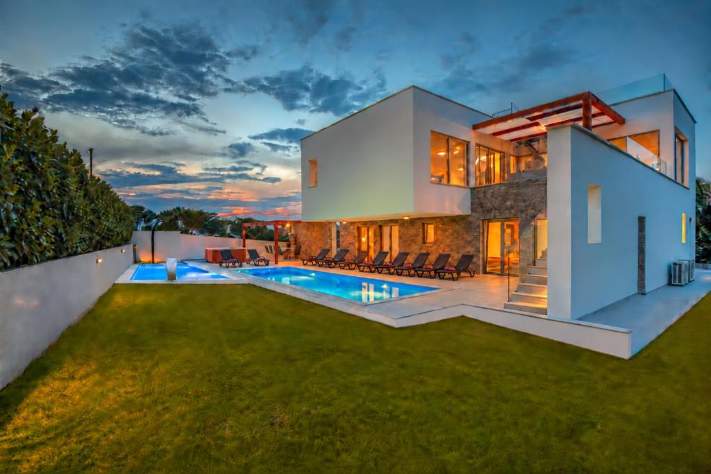 Villa am Meer mit Pool & Kinderpool - Leon's Holiday Homes