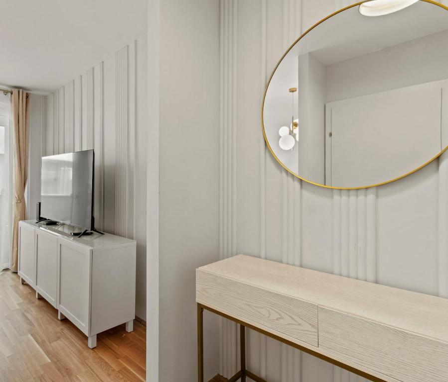 1BR balcony stay near U1 metro and Donau Zentrum