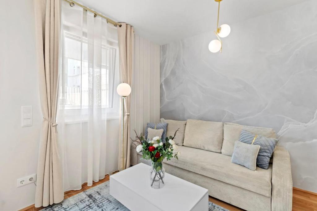 Modern 1BR balcony stay near U1 metro