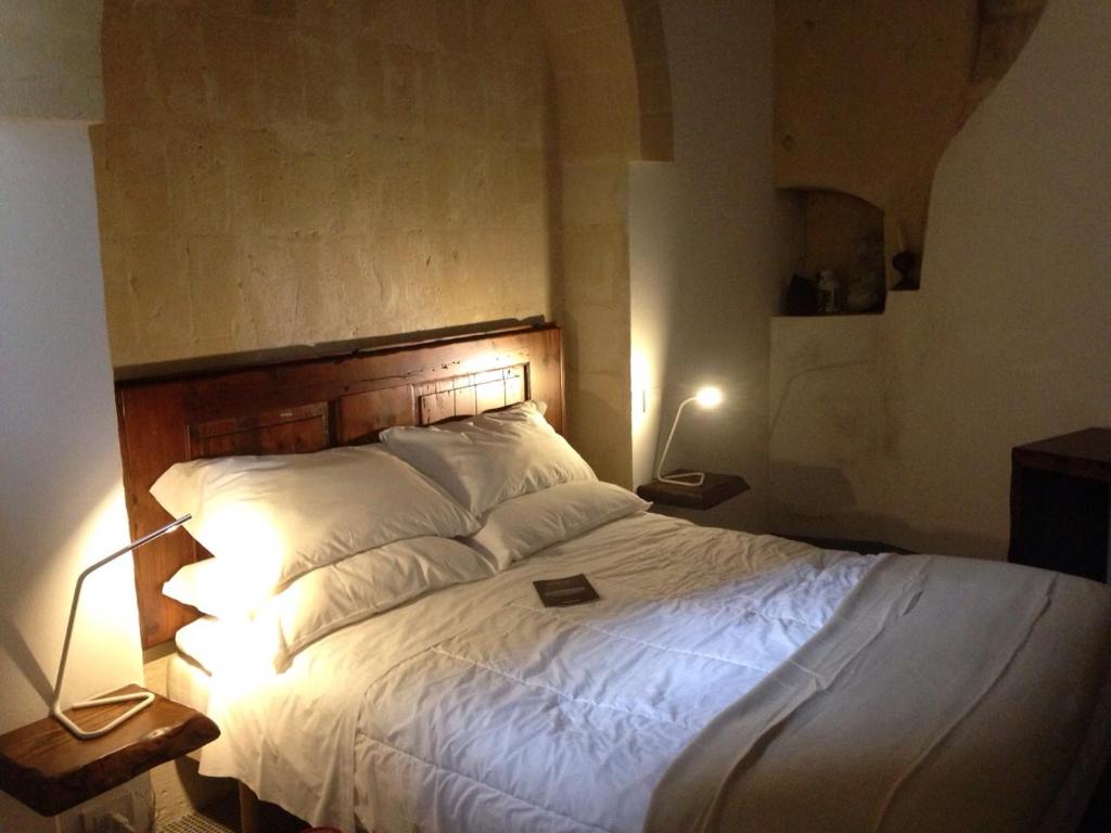 Postel nebo postele na pokoji v ubytování Le Malve Cave Retreat