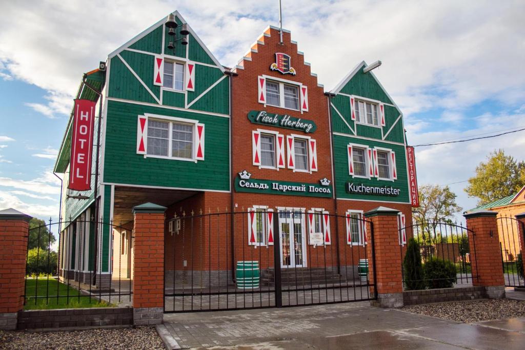uma casa grande com verde e vermelho em Fisch Herberg - Seld Tsarskiy Posol em Pereslavl-Zalessky