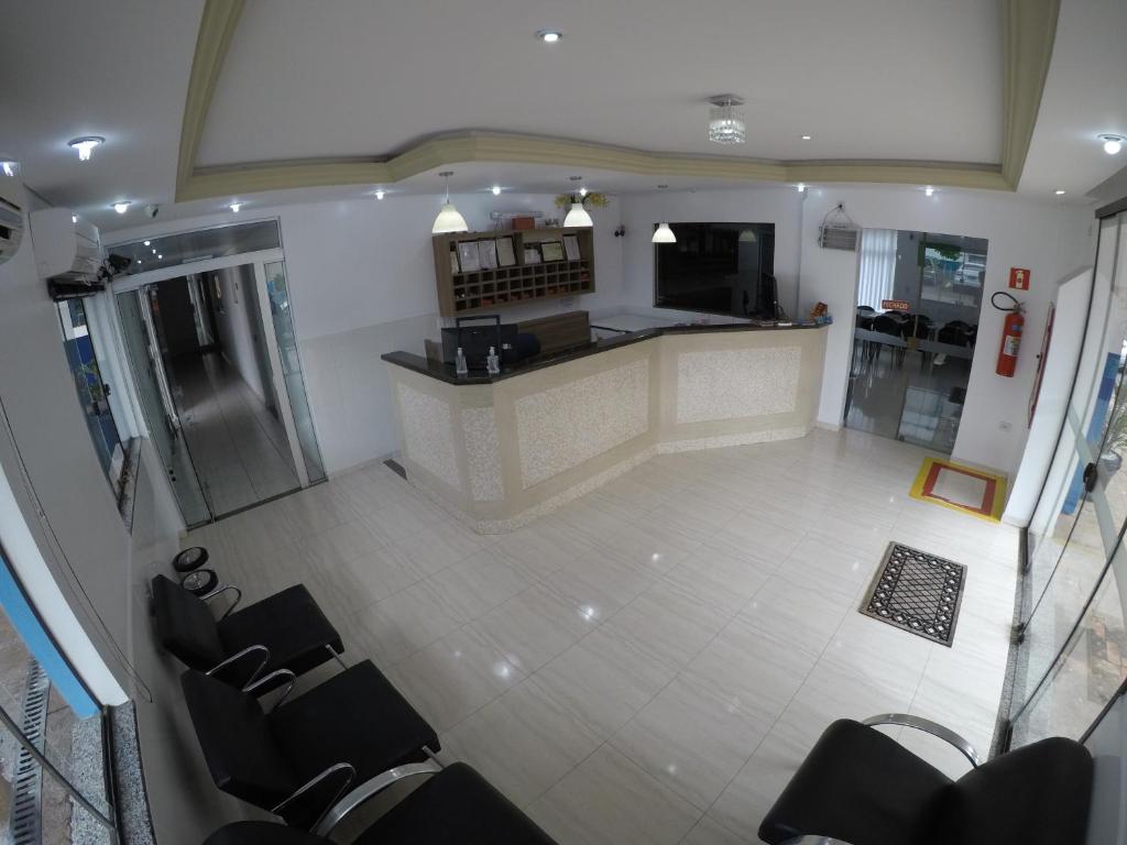 an overhead view of a lobby with chairs and a counter at Hotel Dove in Foz do Iguaçu