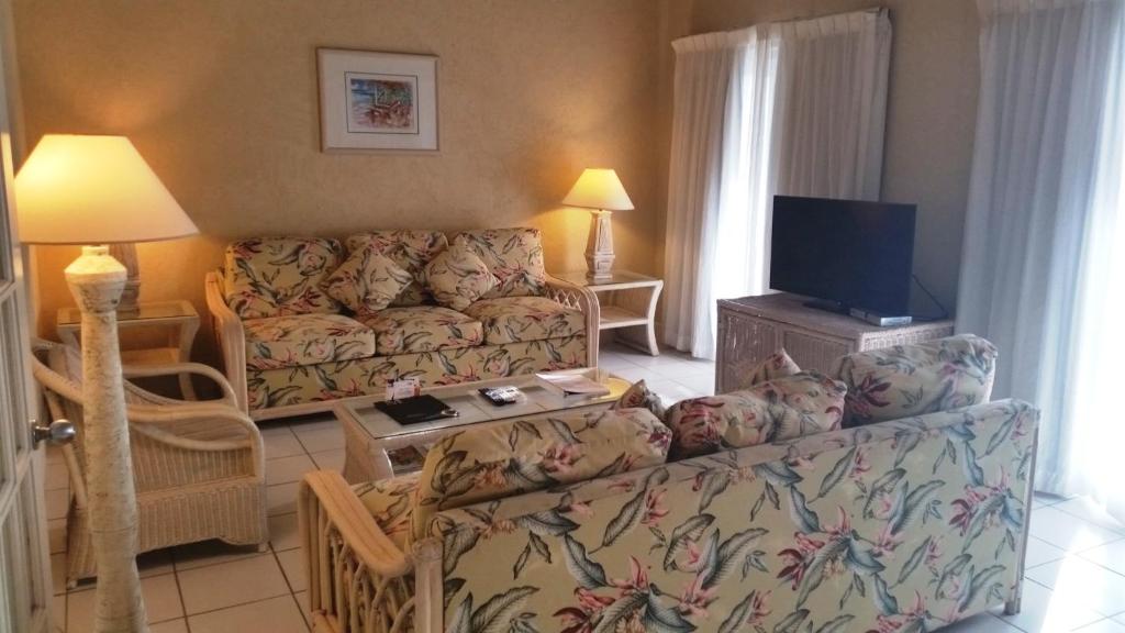 TV a/nebo společenská místnost v ubytování Trade Winds Hotel