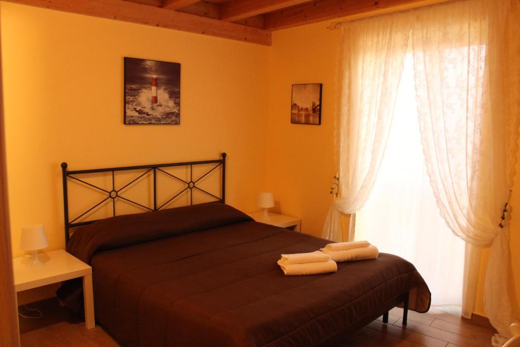 1 dormitorio con 1 cama con 2 toallas en Terrazza Sul Rabato, en Agrigento