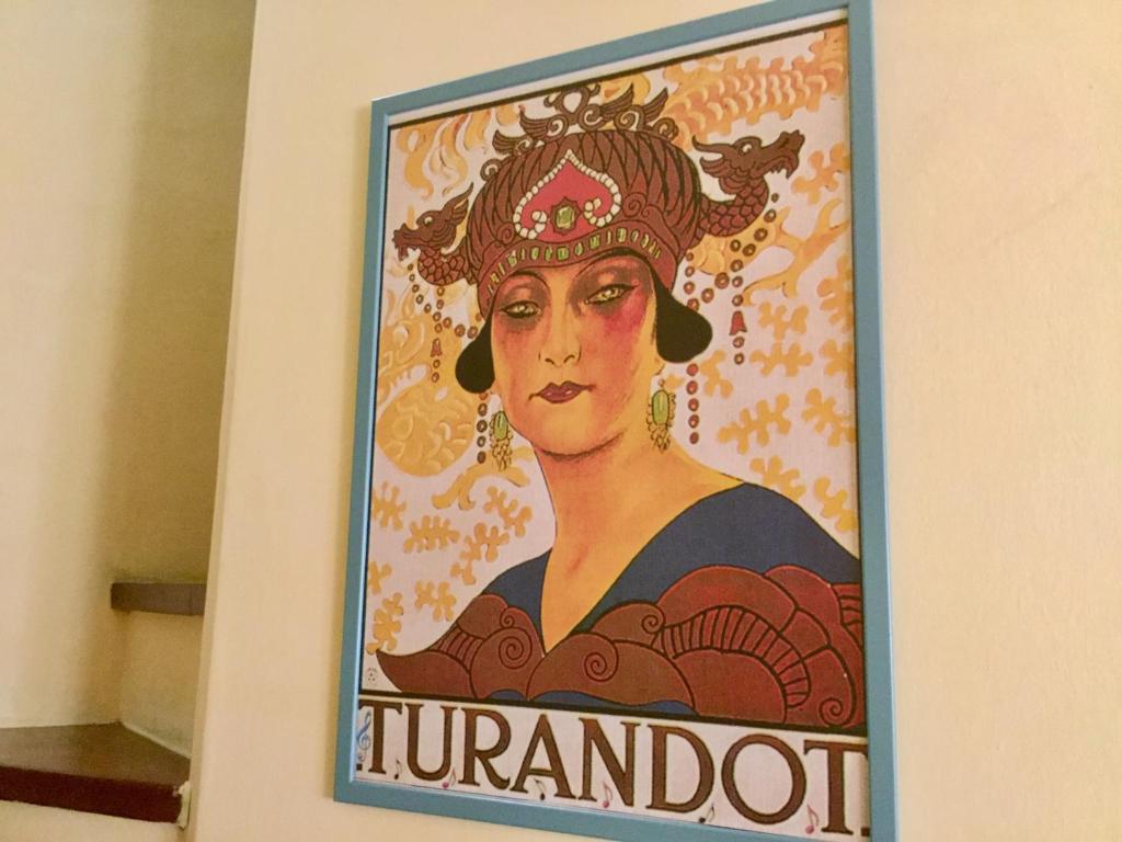 カマイオーレにあるLa Petite Maison Turandotの壁面の女性絵画