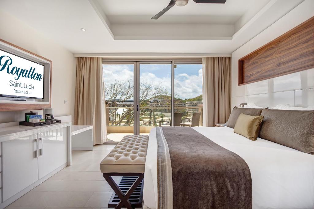 Postel nebo postele na pokoji v ubytování Royalton Saint Lucia, An Autograph Collection All-Inclusive Resort