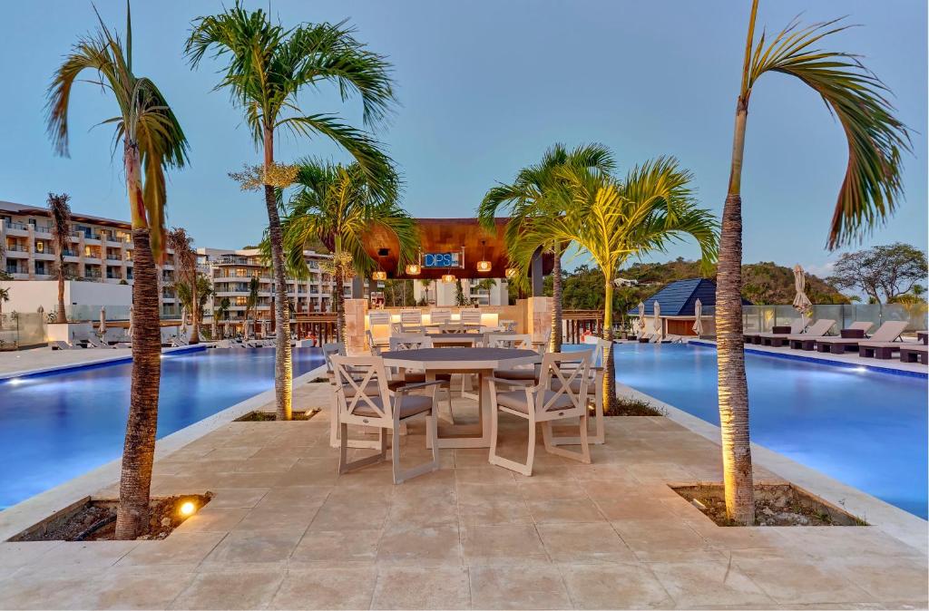 Bazén v ubytování Royalton Saint Lucia, An Autograph Collection All-Inclusive Resort nebo v jeho okolí