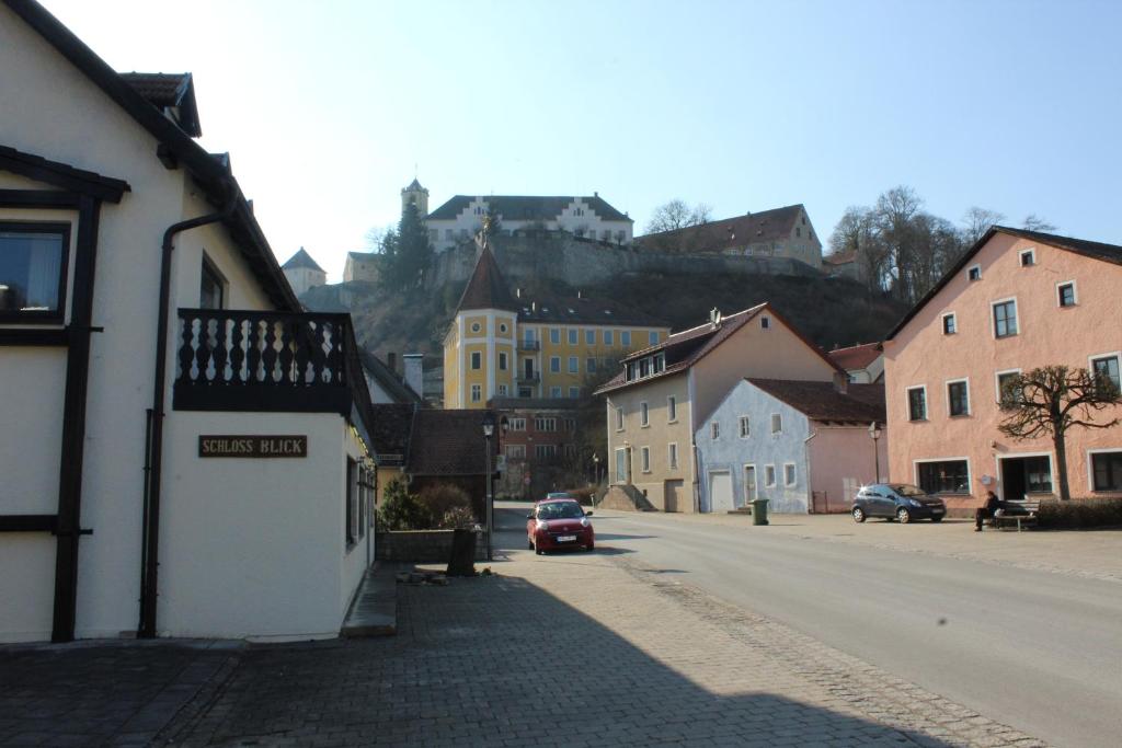 特羅伊赫特林根的住宿－Gasthaus Schlossblick，一辆汽车沿着镇上的街道行驶