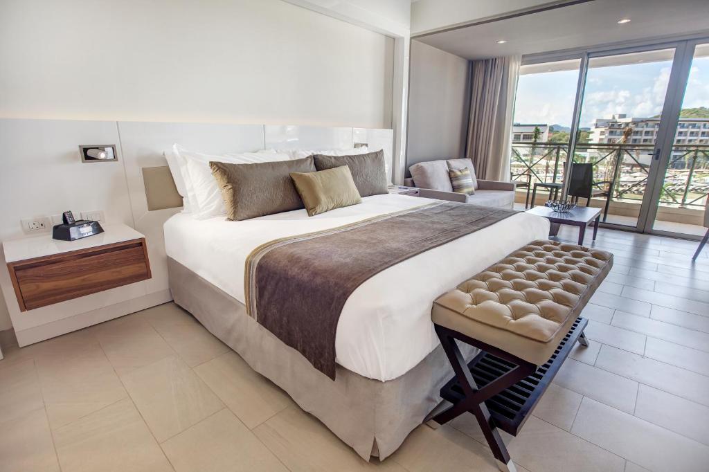 Postel nebo postele na pokoji v ubytování Hideaway at Royalton Saint Lucia, An Autograph Collection All-Inclusive Resort, Adults Only