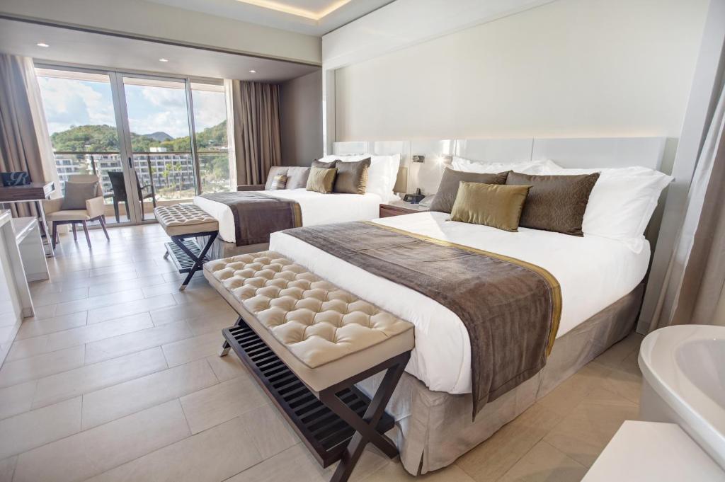 Postel nebo postele na pokoji v ubytování Hideaway at Royalton Saint Lucia, An Autograph Collection All-Inclusive Resort, Adults Only