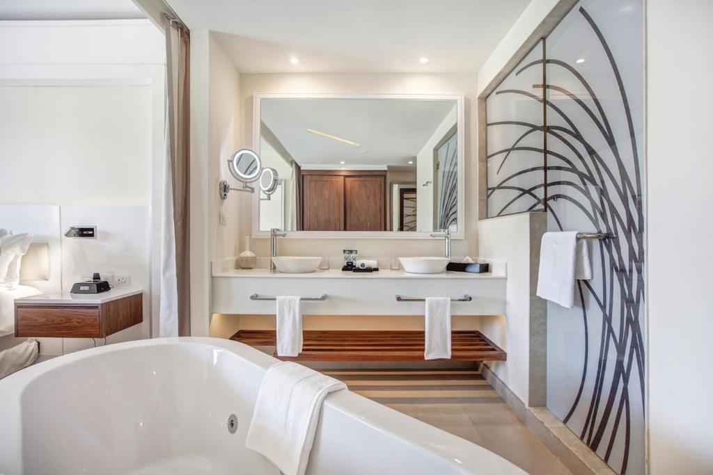 Koupelna v ubytování Hideaway at Royalton Saint Lucia, An Autograph Collection All-Inclusive Resort, Adults Only