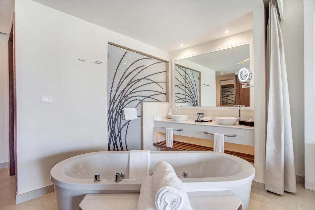 Koupelna v ubytování Hideaway at Royalton Saint Lucia, An Autograph Collection All-Inclusive Resort, Adults Only