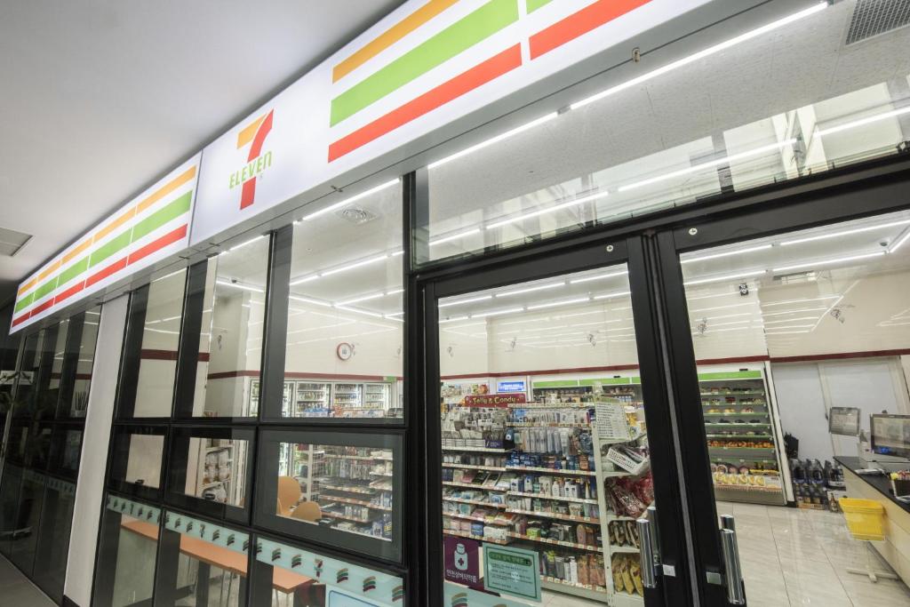 Supermarket nebo jiné obchody v  hotelu nebo okolí