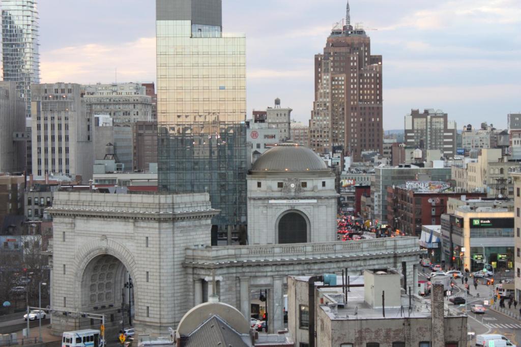 a view of a city with a building at Hotel Richland LES in New York