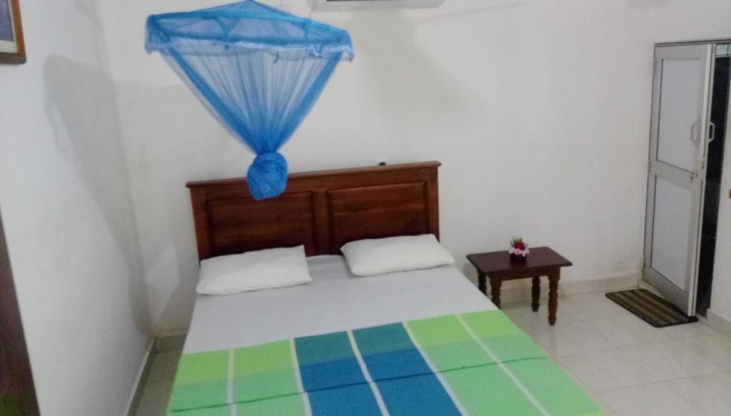 Postel nebo postele na pokoji v ubytování Devi Tourist Home