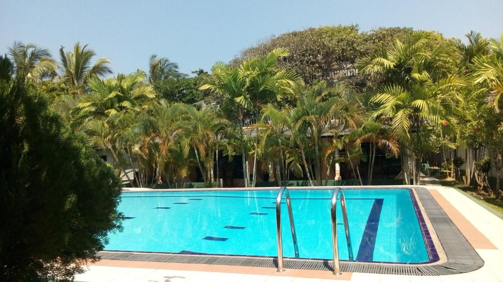 Bazén v ubytování Sagarika Beach Hotel nebo v jeho okolí