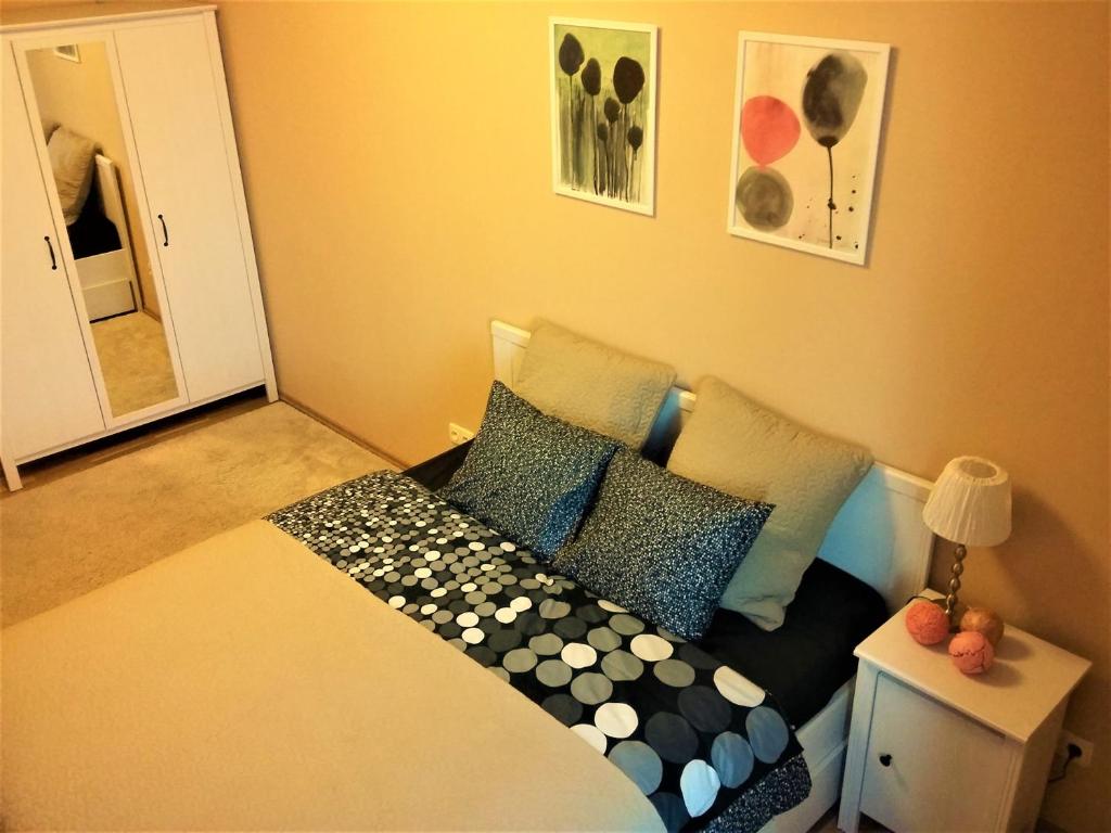 ein Schlafzimmer mit einem Bett mit Kissen darauf in der Unterkunft Apartment Vltavska G in Prag