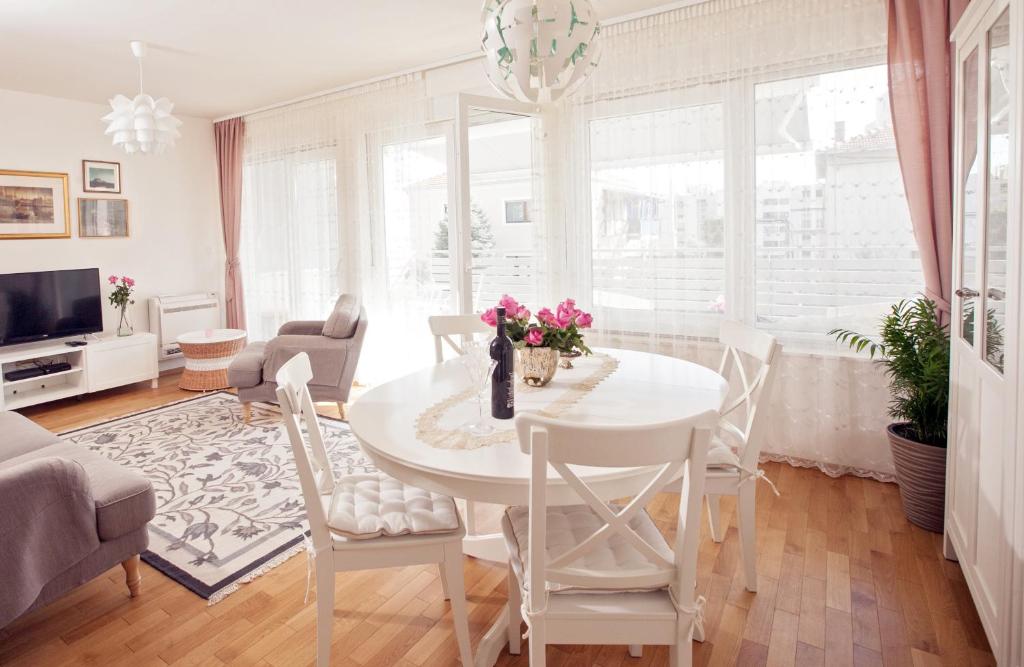 een woonkamer met een witte tafel en stoelen bij Leon in Split