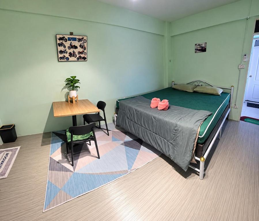 812 Quiet AC Apartment with Balcony & free Wifi در بانکوک
