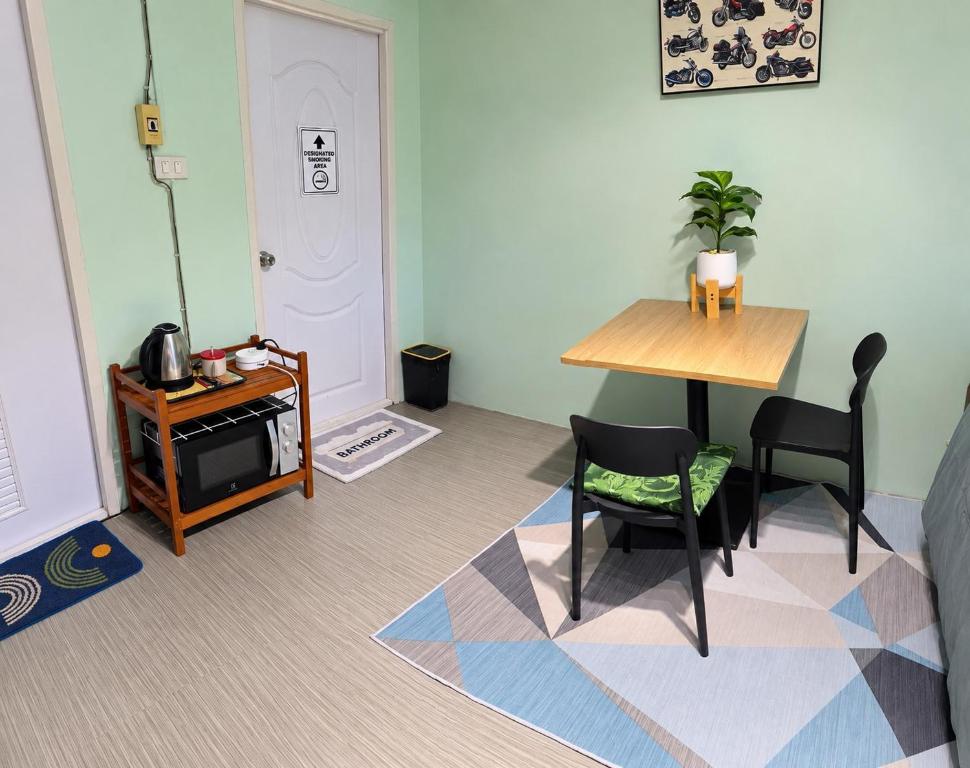 تصویر اتاق‌های 812 Quiet AC Apartment with Balcony & free Wifi - تصویر ۲