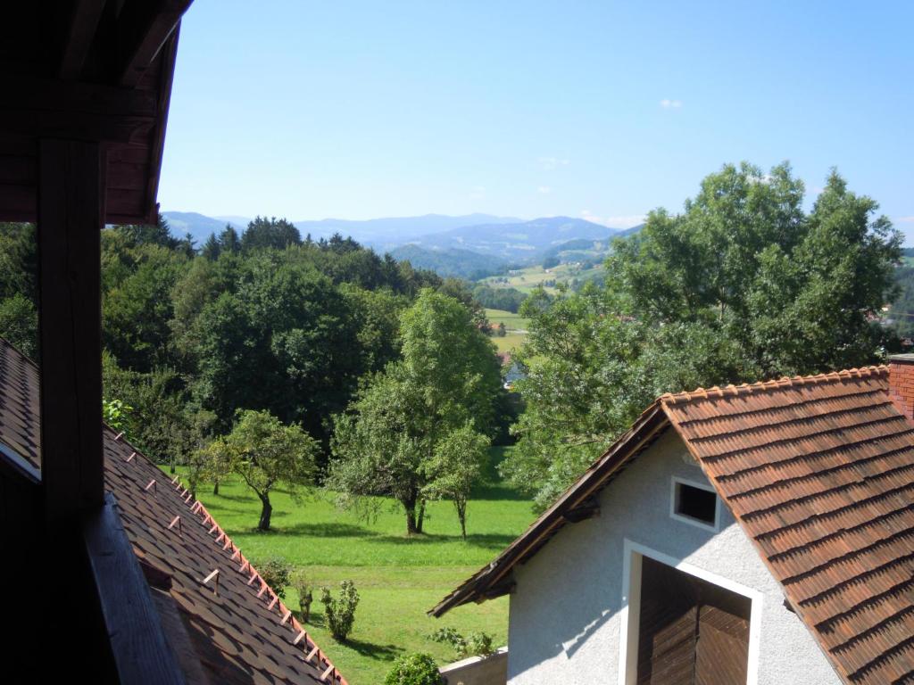 Nespecifikovaný výhled na hory nebo výhled na hory při pohledu z hotelu