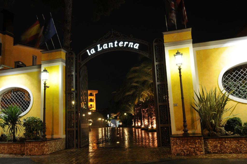 une entrée dans un bâtiment avec un panneau qui ne dit pas de mobilier dans l'établissement Hotel Ristorante La Lanterna, à Villaricca