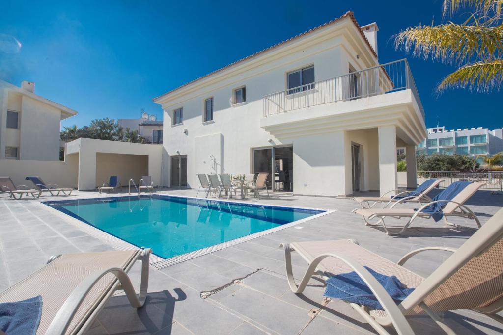 Piscina a Delfini Villas o a prop