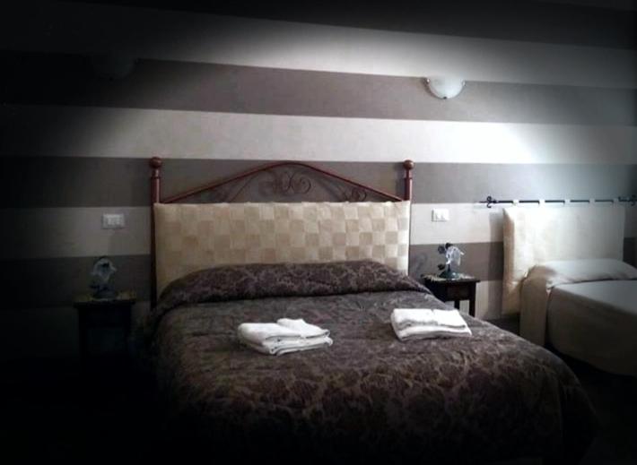 テッラジーニにあるCasa Rosannaのベッドルーム1室(ベッド1台、タオル2枚付)
