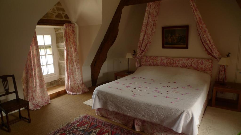 Postel nebo postele na pokoji v ubytování Manoir de Kerguéréon