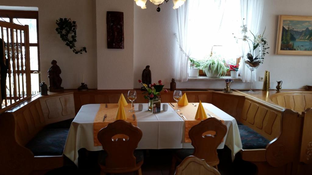 Restaurace v ubytování Gasthof zum Döhlerwald