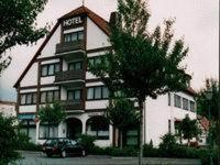 un grand bâtiment avec un arbre en face dans l'établissement Hotel Kelkheimer Hof, à Kelkheim