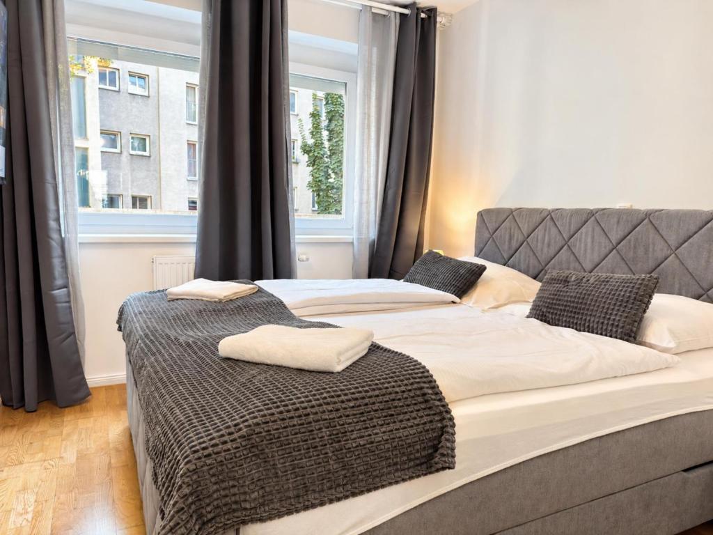 Modern 1BR & 1LR Apt, Terrace -9 Min to City Center