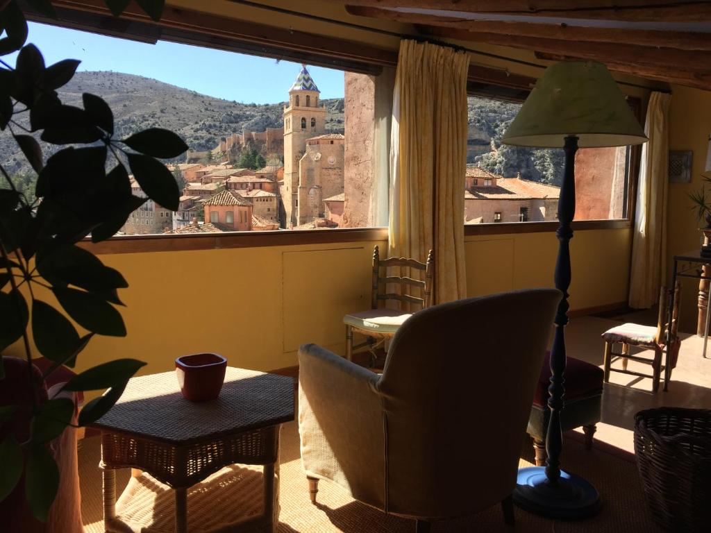 sala de estar con silla, lámpara y ventana en Casa de Santiago, en Albarracín