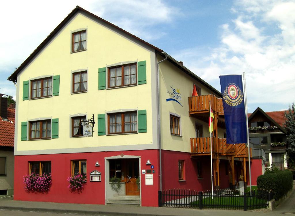 un bâtiment doté d'un drapeau devant lui dans l'établissement Hotel Pension Stern, à Bad Buchau