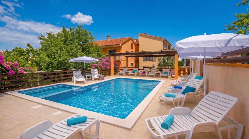 E-M Apartments with Private pool