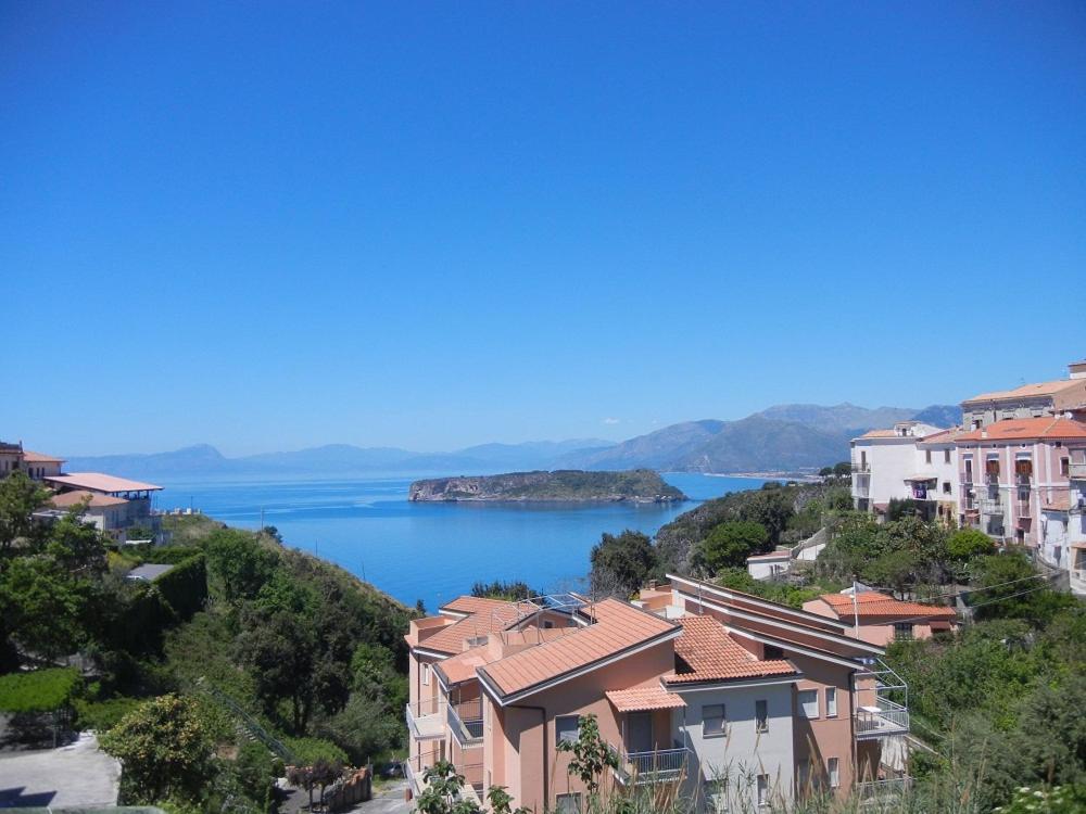 Blick auf die Stadt und einen Wasserkörper in der Unterkunft Albergo Il Brillantino in San Nicola Arcella