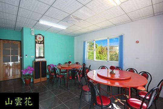 Restoran või mõni muu söögikoht majutusasutuses Alishan Shanyunhua B&B Homestay