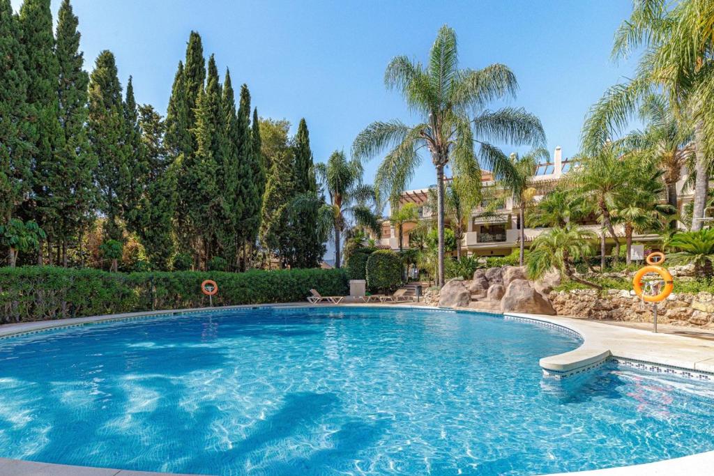 5 min to Banus, Pools, Hot Tub, Parking
