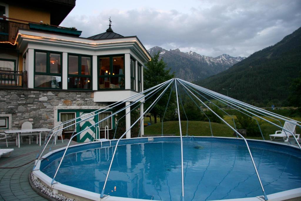 Nespecifikovaný výhled na hory nebo výhled na hory při pohledu z hotelu