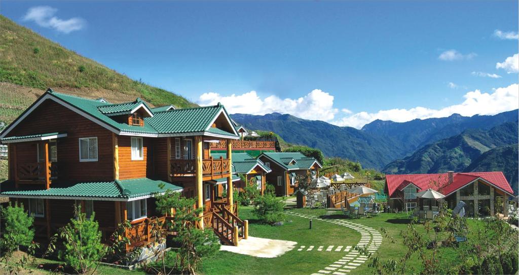 a row of houses with mountains in the background at 清境豐田桂林山莊民宿 in Renai