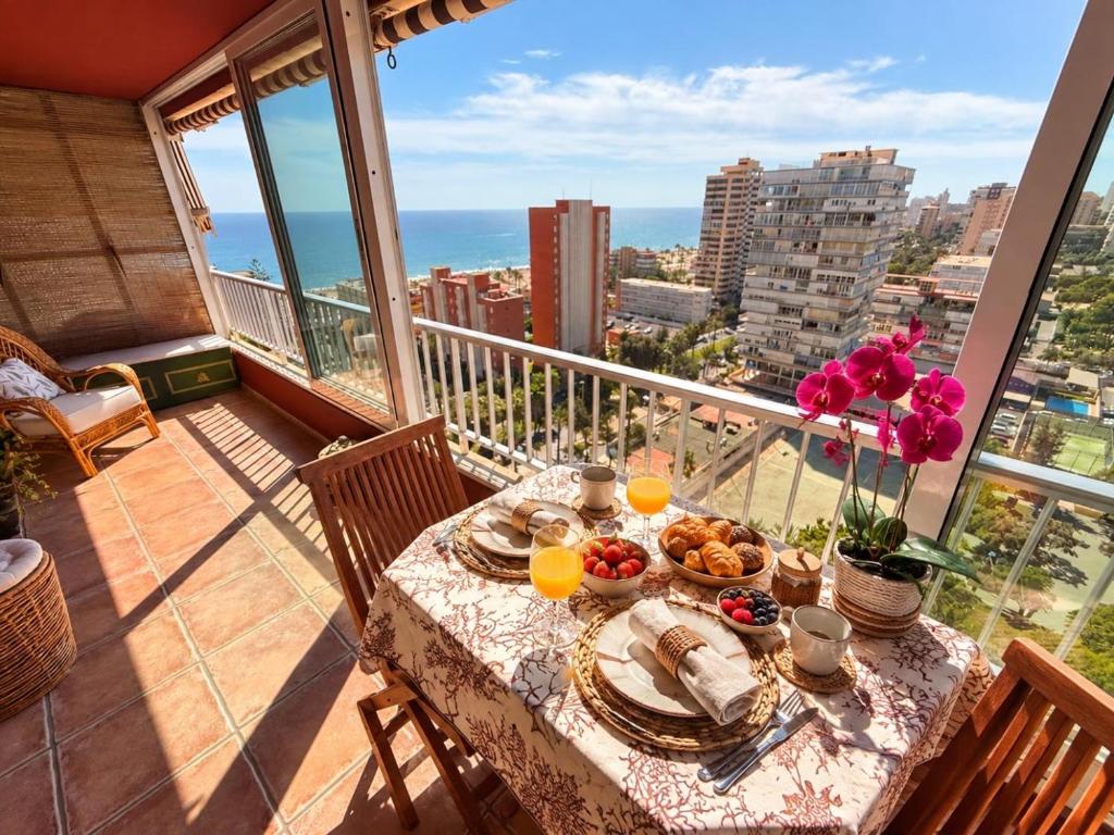 El Balcón del Mediterráneo con 3 dormitorios y piscina by Turihome