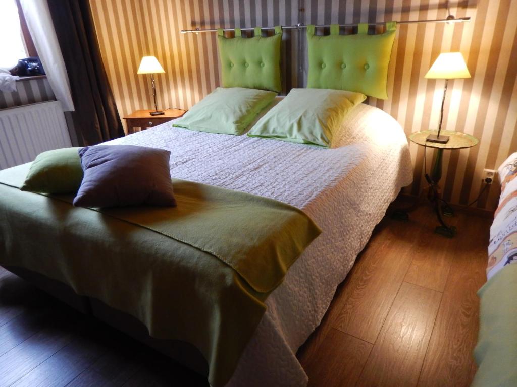 Una cama o camas en una habitación de La Chrysalide