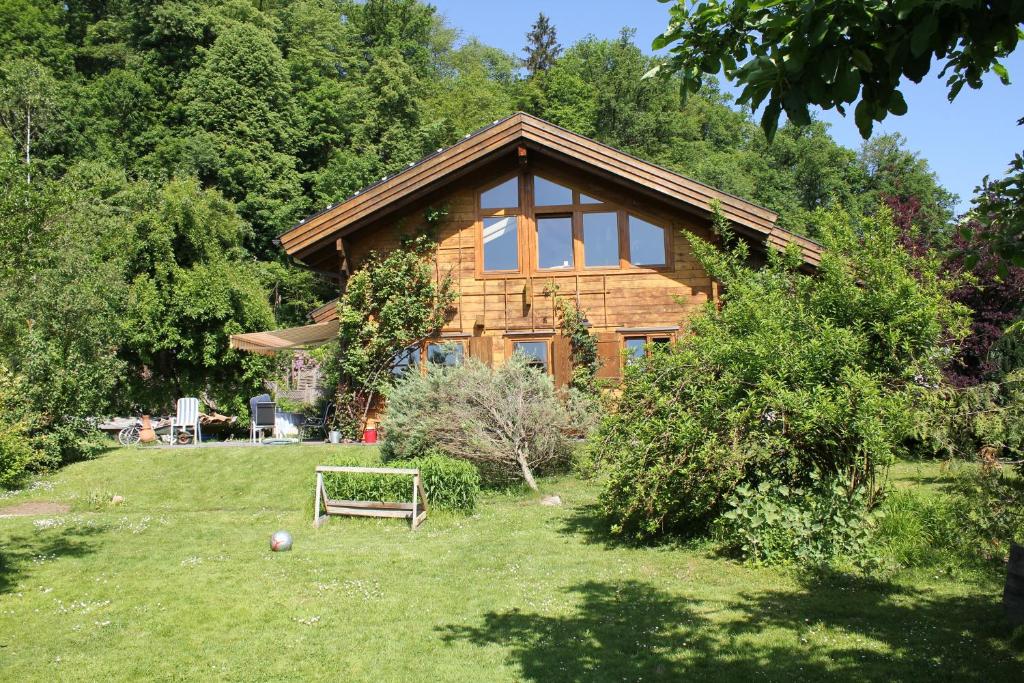 ein Holzhaus mit einem Hof davor in der Unterkunft Holzhaus im Grünen B&B in Passau